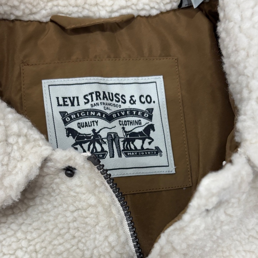 Levi's Men's Cream Sherpa Jacket with Brown Accents - Picture 5 of 10